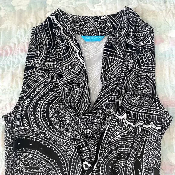 Tori Richard Honolulu Hawaiian Black and White Sleeveless Blouse - Picture 2 of 5
